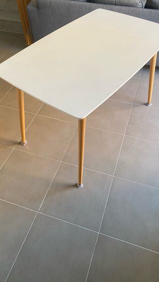 Mesa de comedor blanca de madera