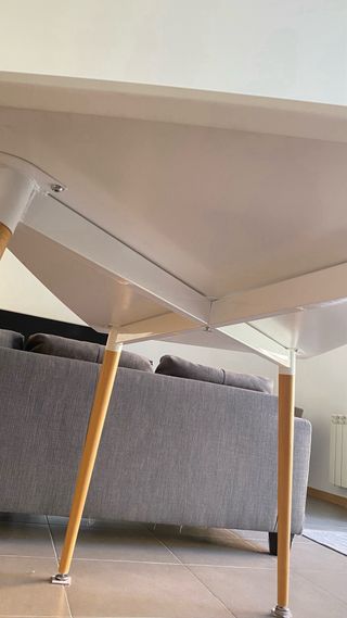 Mesa de comedor blanca de madera