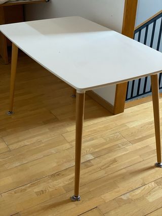 Mesa de comedor blanca de madera