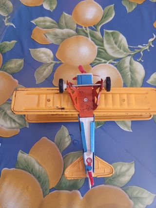Avión de metal