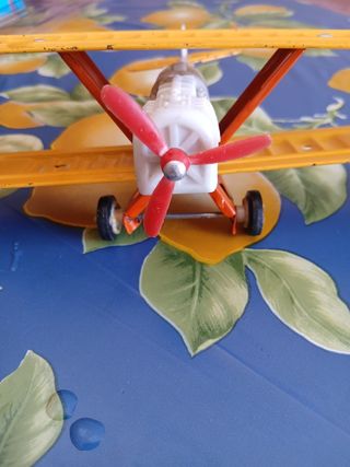 Avión de metal