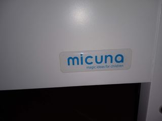 Cuna roble Micuna 120x60 con barrera móvil ruedas