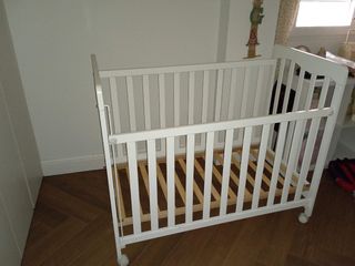 Cuna roble Micuna 120x60 con barrera móvil ruedas