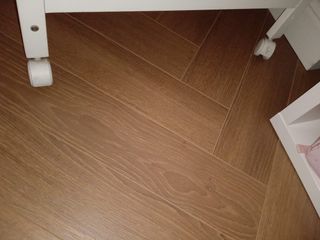 Cuna roble Micuna 120x60 con barrera móvil ruedas