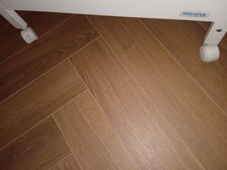 Cuna roble Micuna 120x60 con barrera móvil ruedas