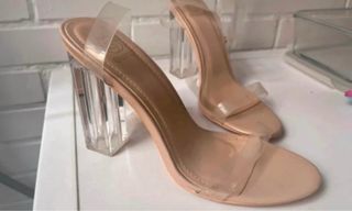 Sandalias de tacón beige con tiras transparentes