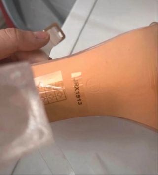 Sandalias de tacón beige con tiras transparentes