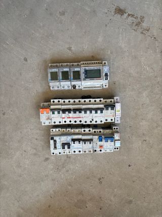 Lote de térmicos y magnetotérmicos