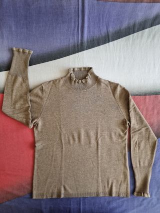 Jersey fino de Cortefiel, marrón y botones dorados