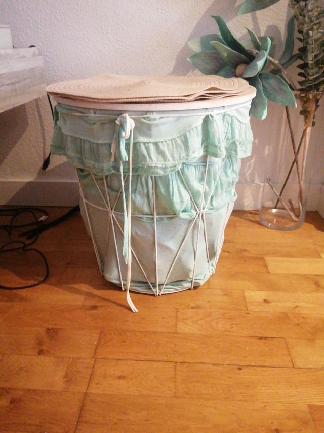 Mesita auxiliar verde y blanca