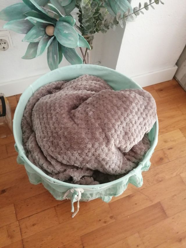 Mesita auxiliar verde y blanca