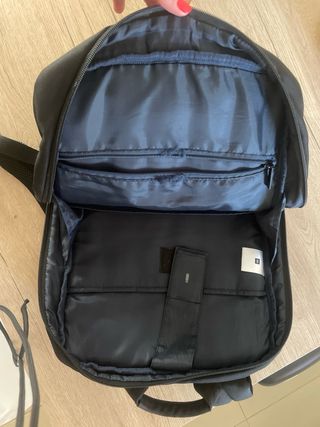 Mochila negra con múltiples bolsillos