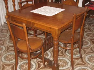 Mesa de comedor de madera