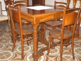 Mesa de comedor de madera