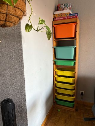 Mueble de almacenaje de madera y plástico