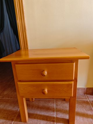 Mesita de noche de madera con 2 cajones