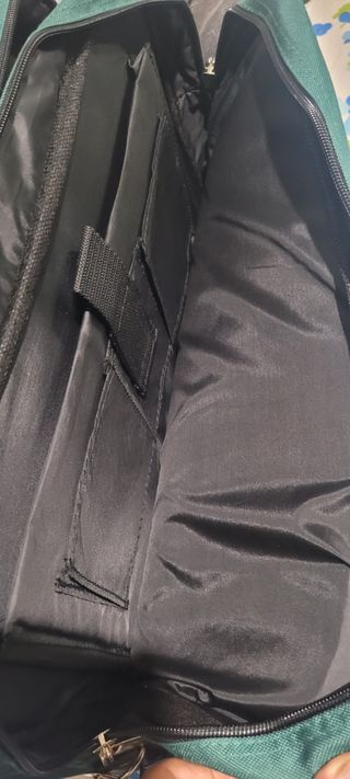 Maleta de avión verde con ruedas