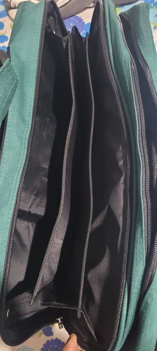 Maleta de avión verde con ruedas