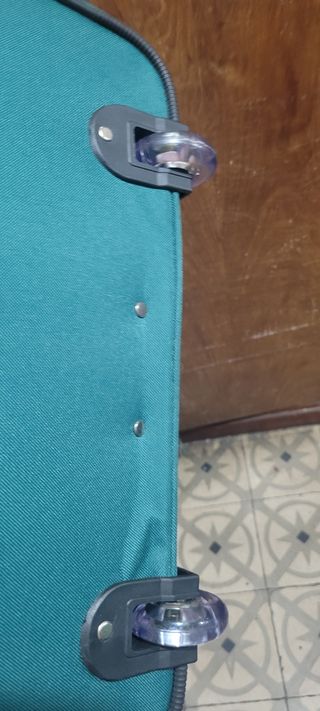 Maleta de avión verde con ruedas