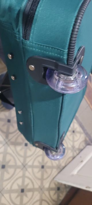 Maleta de avión verde con ruedas