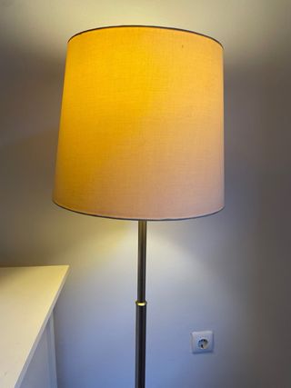 Lámpara de pie beige y plateada
