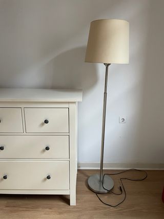 Lámpara de pie beige y plateada