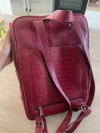 Mochila de piel roja con textura