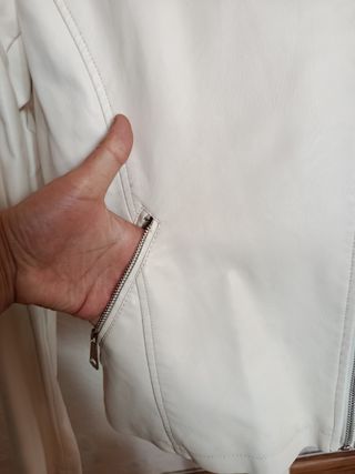 Cazadora de cuero blanca