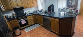 Cocina completa con armarios y cajones