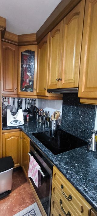 Cocina completa con armarios y cajones