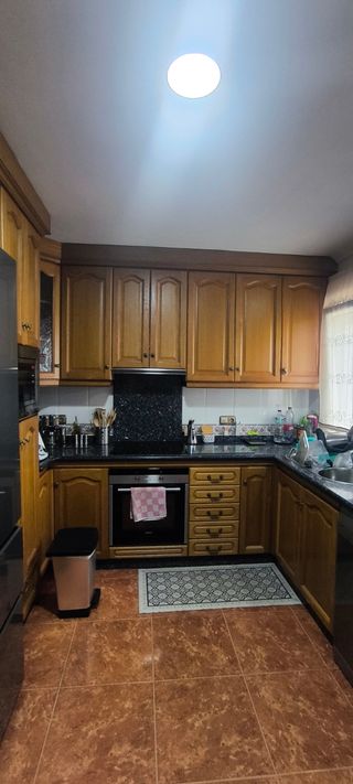 Cocina completa con armarios y cajones