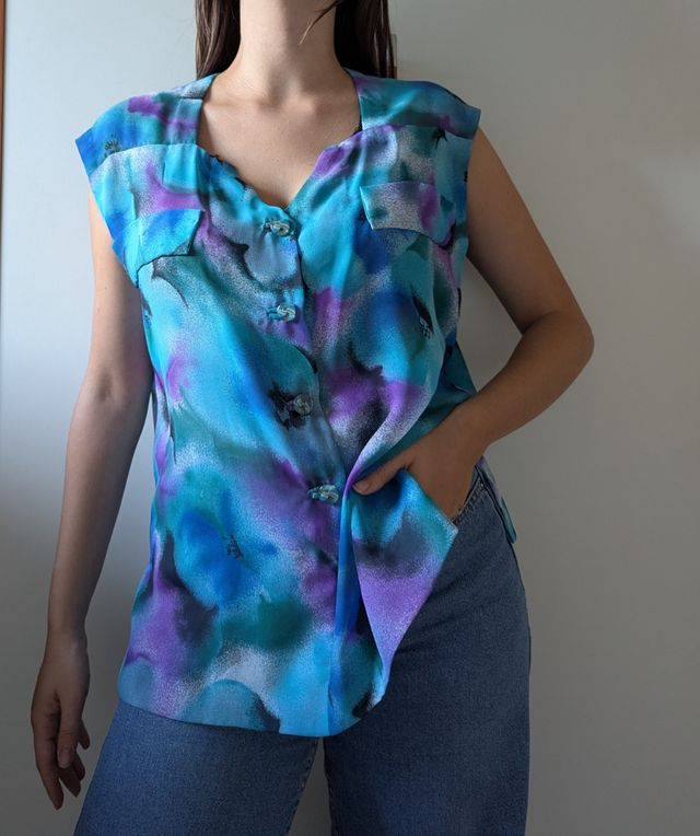 Blusa fatta a mano con fantasia floreale