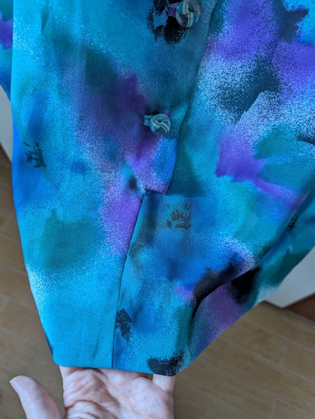 Blusa fatta a mano con fantasia floreale