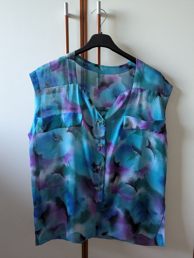 Blusa fatta a mano con fantasia floreale