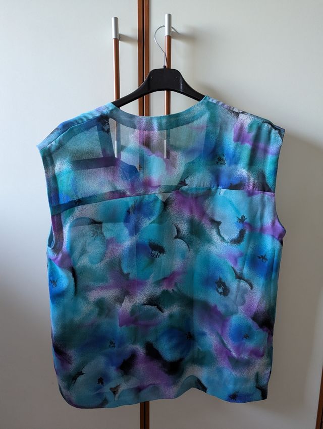 Blusa fatta a mano con fantasia floreale