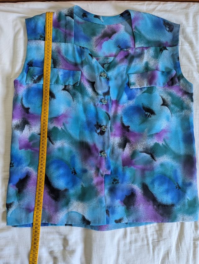 Blusa fatta a mano con fantasia floreale