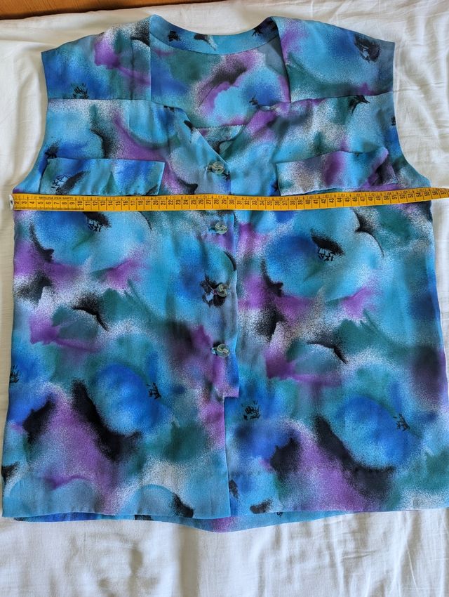 Blusa fatta a mano con fantasia floreale