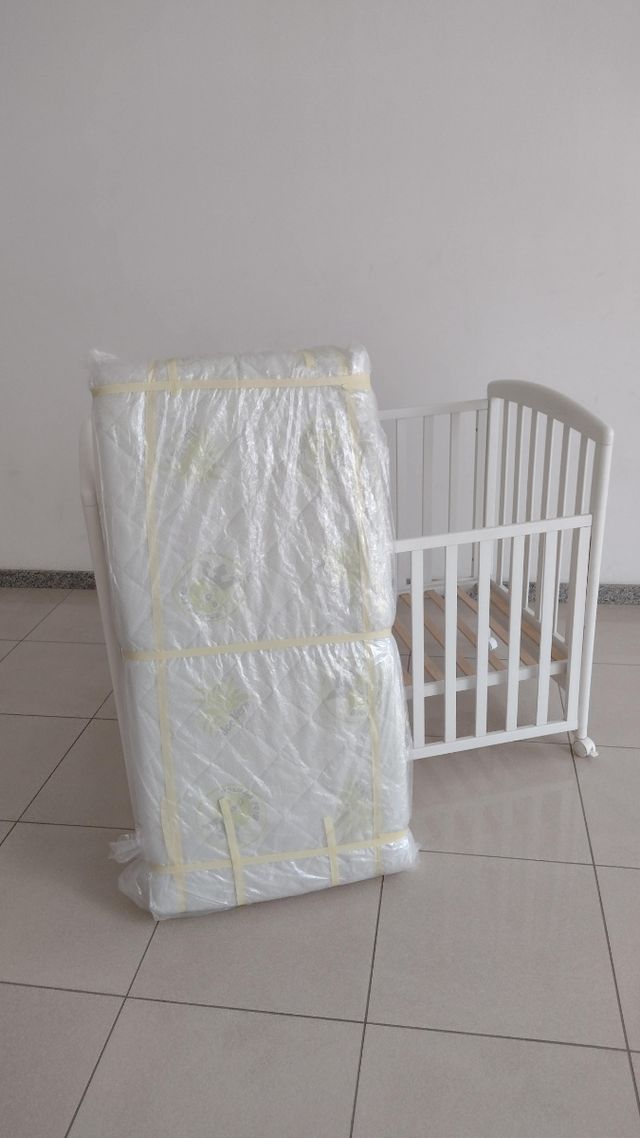 Culla bianca per bambini