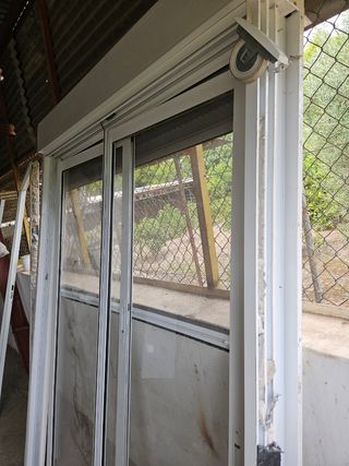 Balconera con persiana y mosquitera