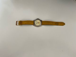 Reloj Camel plateado con correa amarilla