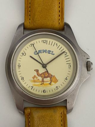 Reloj Camel plateado con correa amarilla