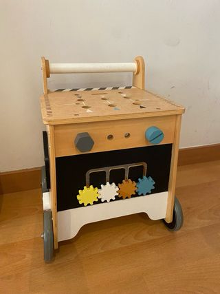 Andador y cubo de actividades de madera