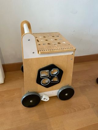 Andador y cubo de actividades de madera