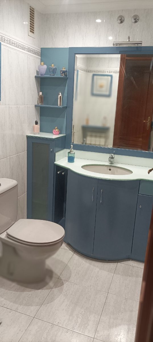 Mueble de baño azul y blanco