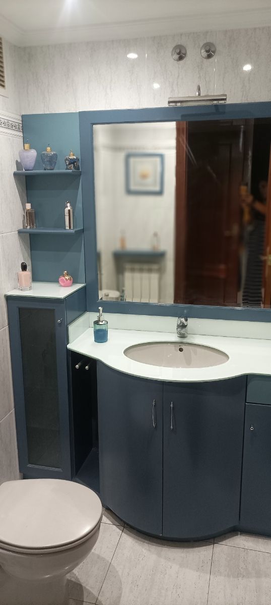 Mueble de baño azul y blanco