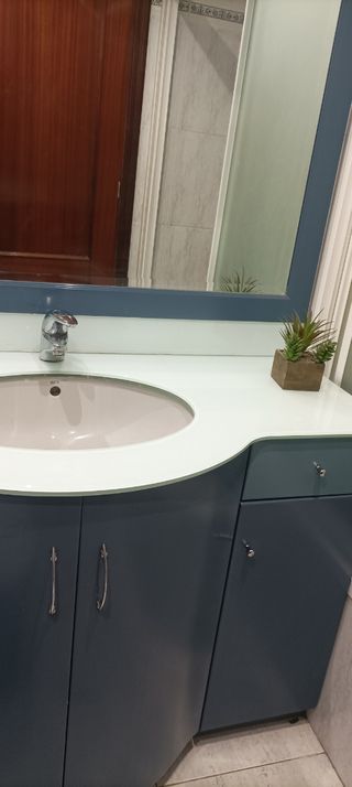 Mueble de baño azul y blanco