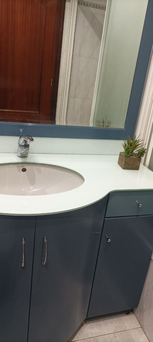 Mueble de baño azul y blanco