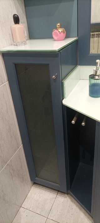 Mueble de baño azul y blanco