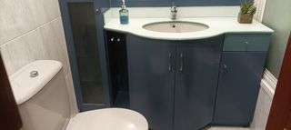 Mueble de baño azul y blanco