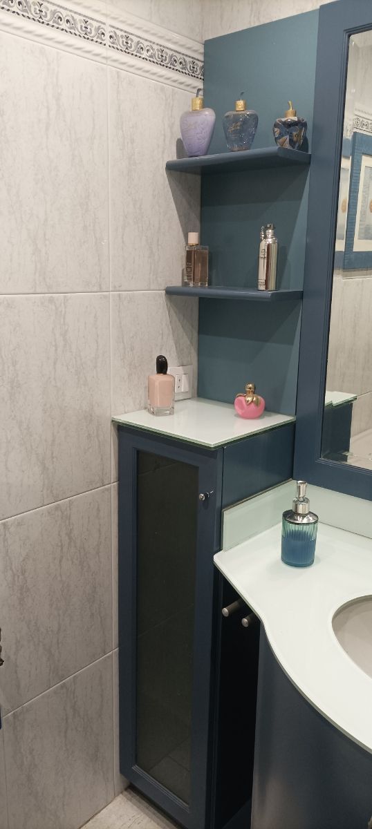 Mueble de baño azul y blanco